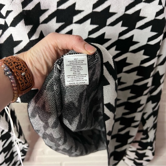 Six Fifty Black and White Houndstooth Long Sleeve Sweater, Women’s Size Small - Picture 4 of 8